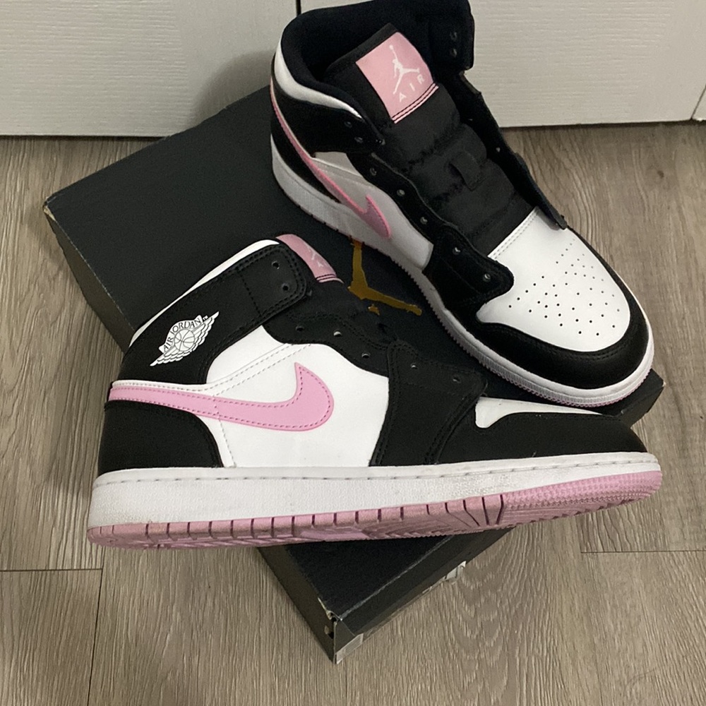 Air Jordan 1 Mids